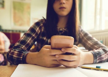 Scuola, arriva il divieto di utilizzare il cellulare in classe durante le lezioni
