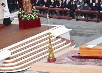 L’addio a Papa Ratzinger. Lunghi applausi in piazza San Pietro: Papa Francesco,“Grati per sua sapienza e dedizione”