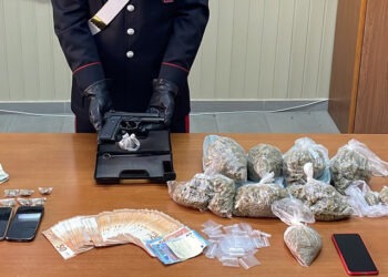 Giugliano, 30enne elude sorveglianza speciale: perquisito, trovato in possesso di droga. In manette (Foto)