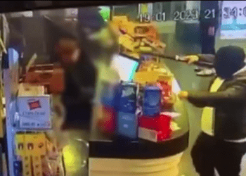 Nel Casertano, a Teverola, rapina al bar: fucile in faccia alla commessa (Video)