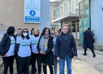 Aversa, Tribunale di Napoli Nord, manifestazione a sostegno di un giovane gambizzato a Sant’Antimo