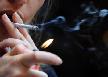 Stretta sul fumo. Il ministro della Salute Schillaci: divieti all’aperto e stop alle e-cig