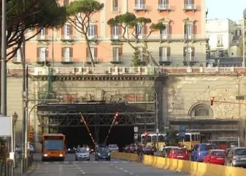 Napoli caos traffico, chiusa la Galleria Vittoria per lavori: tutte le modifiche alla circolazione