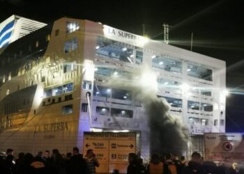 Incendio su traghetto Gnv per Napoli, tanta paura: A bordo circa 180 passeggeri