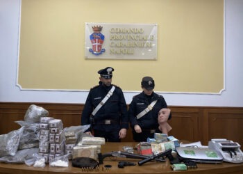 Blitz dei carabinieri a Mugnano di Napoli: sequestrati 26 chili di droga, armi e161mila euro: arrestate 4 persone (Video)