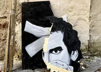Atto vandalico a Napoli, distrutto il volto di Massimo Troisi al Rione Sanità