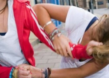 Portici, calci e schiaffi tra ragazzine davanti scuola: i compagni di classe le fomentano e filmano la rissa