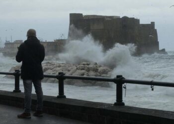 Tempesta di pioggia e vento nel Golfo di Napoli: «ko» i collegamenti con isole