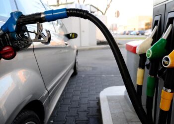 Carburanti, continua l’aumento dei prezzi: gasolio verso 2,5 euro al litro in autostrada