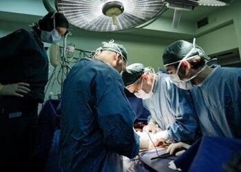 In Italia primo trapianto di polmone da vivente: Papà dona parte dell’organo al figlio di 5 anni per salvarlo