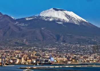 Maltempo in Campania, sul Vesuvio compare la prima neve: Oggi allerta meteo arancione