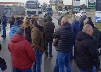 Nel casertano, lavoratori durante una protesta bloccano strada: due vengono investiti