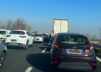 Schianto sull’Asse mediano: maxi tamponamento per sfuggire all’autovelox, traffico in tilt, chilometri di fila