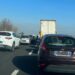 Schianto sull’Asse mediano: maxi tamponamento per sfuggire all’autovelox, traffico in tilt, chilometri di fila
