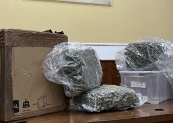 Napoli, Pianura, arrestati 2 corrieri della droga con 8 chili di marijuana, pronta per essere dosata e smerciata