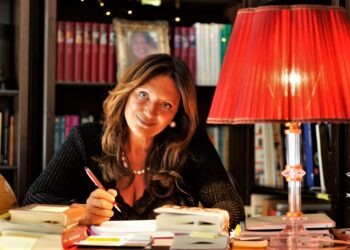 La scrittrice Anna Vera Viva presenta il suo romanzo “Questioni di sangue”