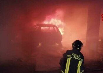 Caivano incendio di auto nella notte: in un cortile privato 3 veicoli distrutti dalle fiamme