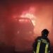 Caivano incendio di auto nella notte: in un cortile privato 3 veicoli distrutti dalle fiamme
