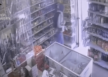 San Nicola la Strada, armato di pistola tenta di rapinare un minimarket: arrestato (Video)
