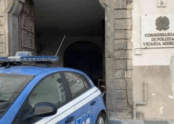 Lite familiare in commissariato, accoltella un agente di polizia, collega spara e lo uccide