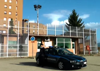 Agente penitenziario preso a schiaffi da un detenuto al carcere di Benevento