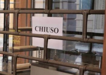 Economia in crisi: Confesercenti, nel 2022 spariti due negozi ogni ora