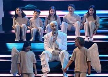 Un parroco, Don Pasquale, scrive a Mr Rain: “nella tua canzone ritrovo la bellezza del vangelo”.