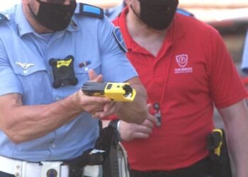 Polizia Municipale di Napoli con pistole elettriche (Taser) e bodycam: Sperimentazione per 6 mesi