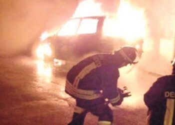 Caivano, nella tarda serata di ieri ignoti danno fuoco a due auto