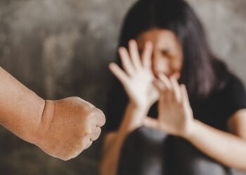 Ubriaco picchia la compagna e la figlia di 2 anni: arrestato 41enne a Forio D’ischia