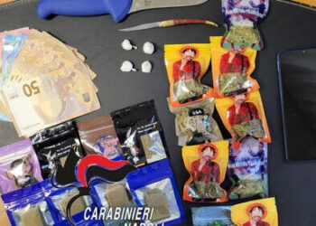 Nelle bustine dei fumetti droga e non figurine: Arrestato 25enne