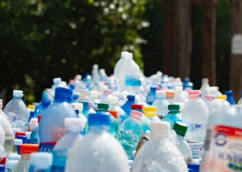 Arriva una nuova plastica riciclabile all’infinito: studio pubblicato su Science Advances