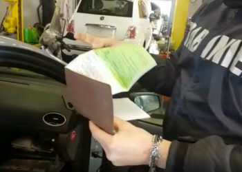 Napoli, truffe alle assicurazioni simulando falsi incidenti stradali: coinvolti medici e avvocati: 3 arresti (Video)