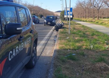 Ignorano l’alt dei carabinieri, per fuggire prima danneggiano la “gazzella” poi lo schianto: in possesso di droga, arrestati