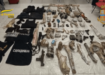 La polizia e la Gdf scopre l’arsenale del boss Raffaele Imperiale: mitra, fucili e pistole in un’abitazione a Giugliano (Video)