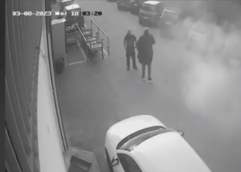 Incendia un’auto in sosta a Frattamaggiore, poi scappa. Il video finisce sui social è diventa virale (Video)