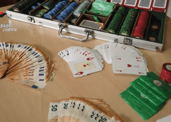 Scoperta bisca clandestina nel casertano: 16 persone denunciate e circa 8 mila euro sequestrati (Video)