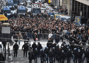 Napoli-Eintracht, centinaia gli ultras tedeschi senza biglietto: tensione tra tifosi prima della partita