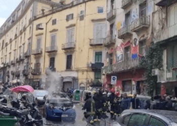 Napoli sotto assedio, scontri tra poliziotti e tifosi tedeschi: caos a piazza del Gesù, a fuoco auto della polizia (video e foto)