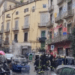 Napoli sotto assedio, scontri tra poliziotti e tifosi tedeschi: caos a piazza del Gesù, a fuoco auto della polizia (video e foto)