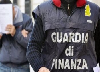 Contrabbando di prodotti alcolici, base operativa a Sant’Antimo e in provincia di Salerno: 12 arresti