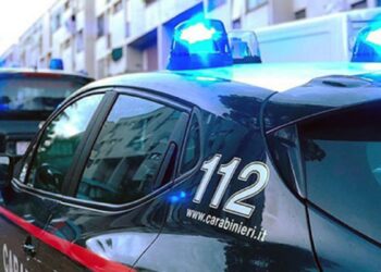 Inseguimento a Orta di Atella, auto forza posto di blocco: fermato 16enne con coltello e mazza da baseball
