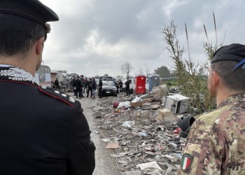 Max blitz nel campo rom a Giugliano: sequestrate 53 auto e centinaia di metri di fili di rame (Video e foto)