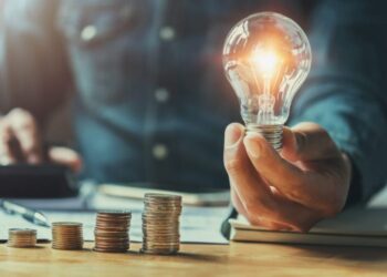 Bollette, in calo i prezzi dell’elettricità: Stimato un risparmio di 287 euro a famiglia