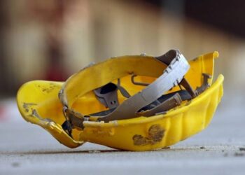 Frattamaggiore, tragico incidente sul lavoro: operaio muore dopo essere stato travolto da tubi e impalcature