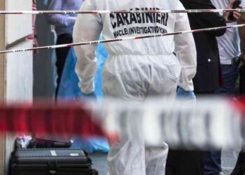 Agguato in strada nel quartiere Pianura: un uomo ucciso a colpi di pistola