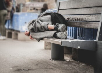 I numeri delle persone senza dimora aumentano: tanti i giovani