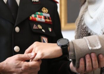 Stop abusi contro le donne: primo smartwatch anti-violenza affidato a una 36enne di Napoli