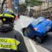 Maltempo, bomba d’acqua a Napoli: Auto inghiottita da una voragine in strada