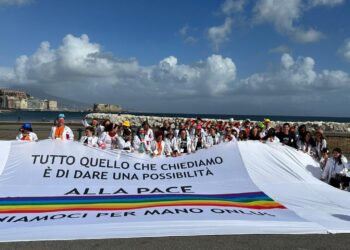 Un grido di pace si innalza dal raduno nazionale dei clown sul lungomare di Napoli